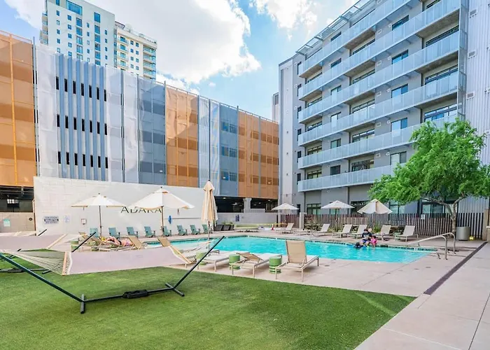 Spacious 2br With Gym Pool Parking *