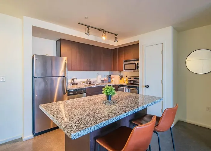 Spacious 2br With Gym Pool Parking *